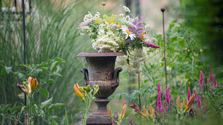 Ein bisschen wie aus einer Szenerie eines Jane-Austen-Romanes wirkt die Deko im Garten der Familie Schöne.