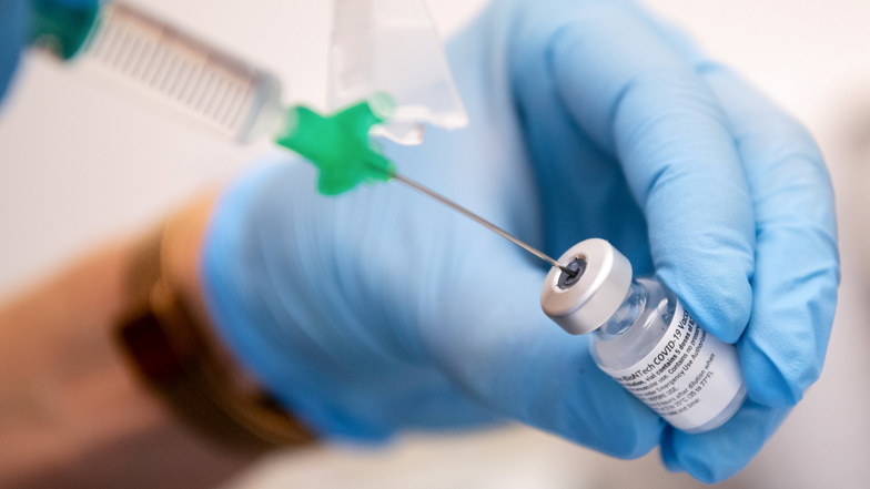 Eine Mitarbeiterin zieht den Covid-19-Impfstoff von Biontech/Pfizer für eine Impfung auf eine Spritze: Der wurde in Riesa schon rund 85.000-mal verimpft.
