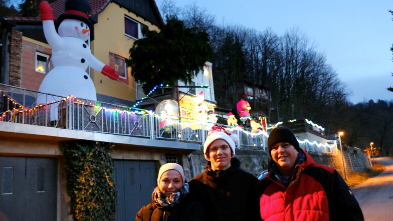 Die meisten Menschen kommen erst zufällig und dann immer wieder, um das weihnachtlich geschmückte Haus der Familie Wünsche zu bewundern.