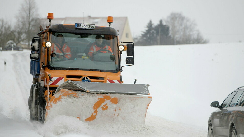 Der Winterdienst hat ganze Arbeit geleistet. Alle am Montag gesperrten Straßen im Kreis Görlitz sind wieder frei.