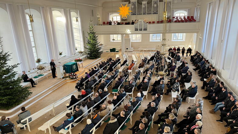Weil so viele Gäste erwartet wurden, hat sich die Brüdergemeine Herrnhut bereiterklärt, den Kirchensaal für die Trauernden zu öffnen - auch wenn es eine weltliche Trauerfeier war.