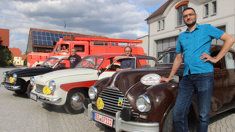 Die Ostmobilfreunde Lömischau um Mirko Pallmann (vorn) freuen sich auf das Oldtimertreffen am Sonntag zum Dorffest in Guttau.
