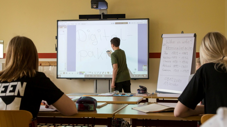 Seit 2019 setzt der Landkreis Bautzen den „Digitalpakt Schule“ an seinen Schulen um, vor allem durch schnelles Internet in den Unterrichtsräumen, aber auch durch Endgeräte wie digitale Tafeln.