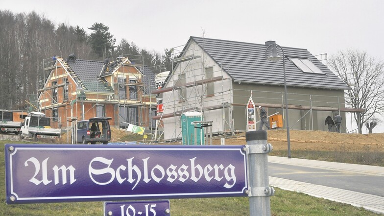 Im neuen Stolpener Wohngebiet Am Schlossberg stehen bereits die ersten Häuser. Insgesamt gibt es hier 24 Bauplätze. Weit über die Hälfte sind inzwischen schon verkauft beziehungsweise reserviert.