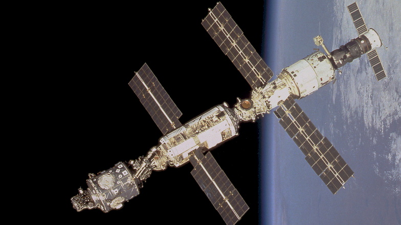 Dieses Bild der Internationalen Raumstation in der Umlaufbahn wurde vom Space Shuttle Endeavour vor dem Andocken aufgenommen. Russland könnte schon ab 2025 eine eigene Raumstation betreiben.