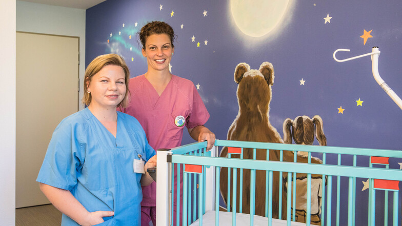 Freude über den schönen neuen Arbeitsplatz: Anne-Katrin Winkelmann, Ärztin in der Kinderklinik (links) und Yvonne Weber, Stationsleitung der Kinderklinik.