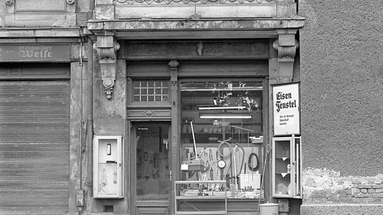 Das Foto aus dem Jahr 1982 zeigt das Geschäft im Nachbarhaus des heutigen Standortes. Zweimal ist es an der Bautzner Straße umgezogen.
