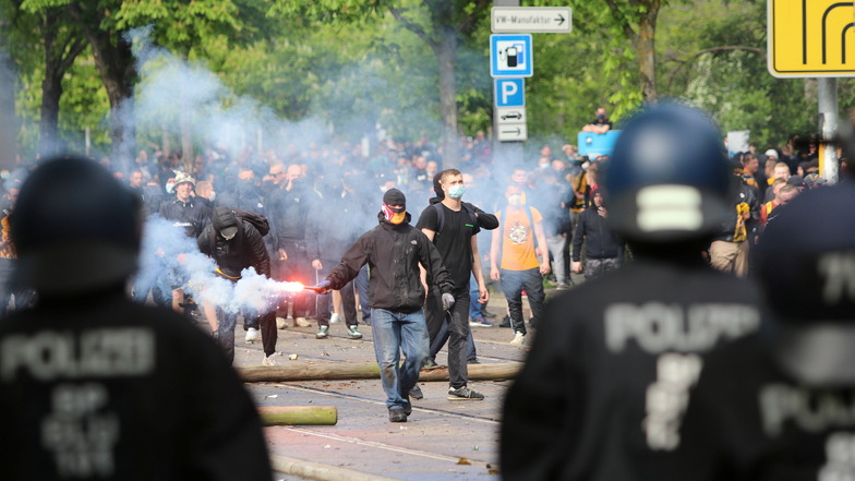 Dynamo Dresden gelang am 16. Mai 2021 der Wiederaufstieg - doch statt zu feiern gingen Hunderte Dynamo-Chaoten auf die Polizei los. Dabei waren wegen der Corona-Pandemie Versammlungen verboten. Durchgesetzt wurde das Verbot vor dem Stadion jedoch nicht.