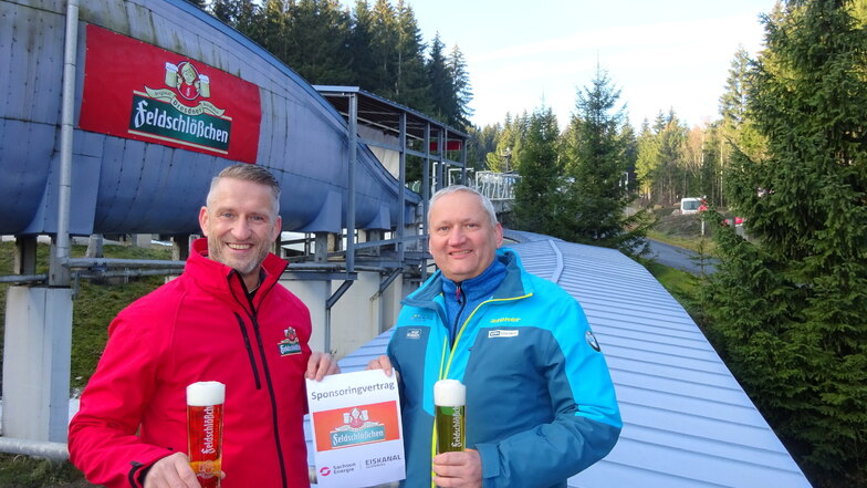 Frank Haase (li.) von Feldschlößchen und WiA-Chef Jens Morgenstern freuen sich auf die Zusammenarbeit an der Bobbahn.