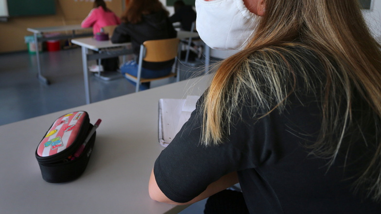 Schüler ab der 5. Klasse müssen in Sachsen die Masken nun doch länger aufbehalten.