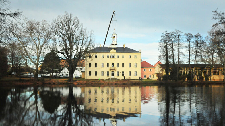 Das Lauterbacher Schloss - hier beim Aufsetzen des Türmchens im November 2019 - empfängt wieder Gäste beim Tag der Parks und Gärten. Nicht nur draußen.