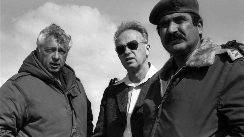 1975: Yitzhak Rabin mit General Ariel Sharon und General Yekutiel Adam in Sinai.