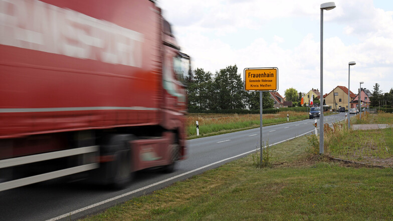 Ein Lkw fährt nach Frauenhain hinein. Bald sind dort mehr Laster unterwegs.