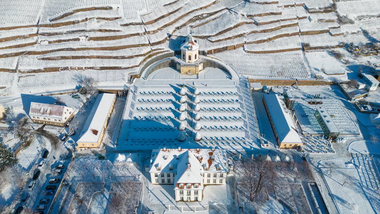 Leider schon wieder vorbei und weggetaut. Vor einer Woche präsentierte sich Schloss Wackerbarth im Schnee mit weißem "Zuckerguss".