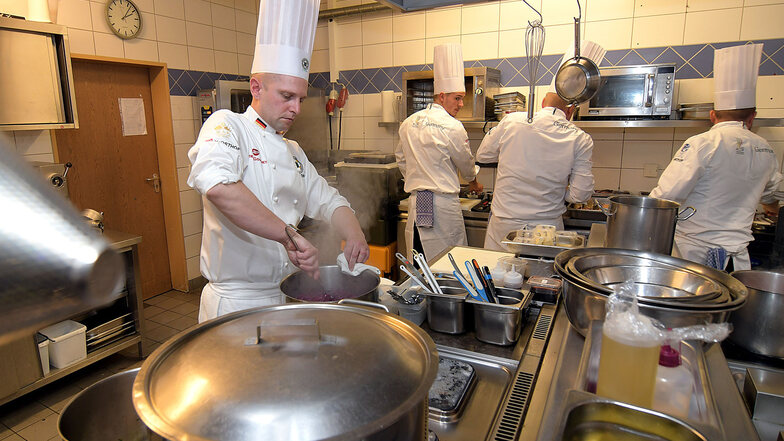 In allen gastronomischen Berufen fehlen Auszubildende und Mitarbeiter. Derzeit gibt es 400 Ausbildungsvertragsabschlüsse pro Jahr in Dresden, vor ein paar Jahren waren es noch 1.600.