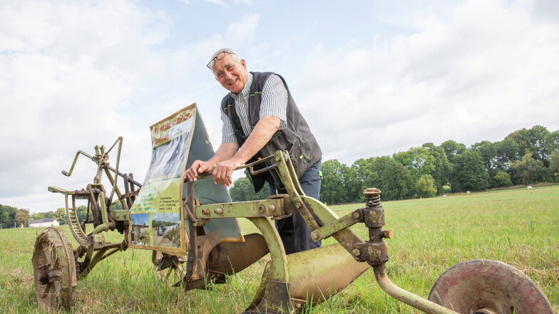 Landwirt Gerald Hantsche organisiert den Ackertag. Hier ist er an einem Zweischar- Leiterpflug zu sehen.