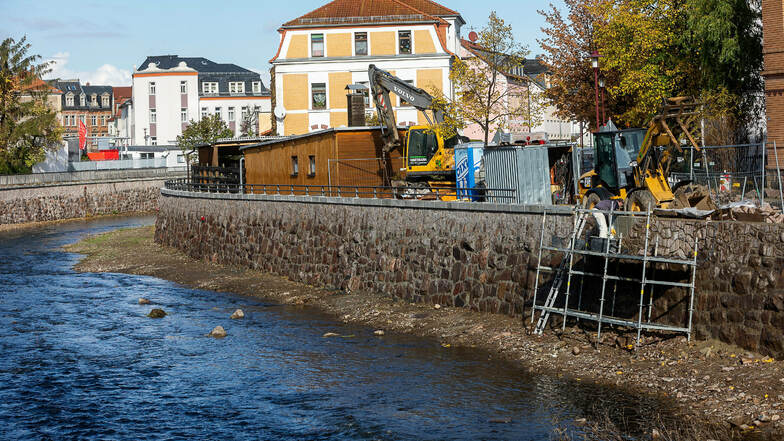 Bauen für den Hochwasserschutz in Freital. Die Flut 2002 riss Steine samt Mörtel weg.