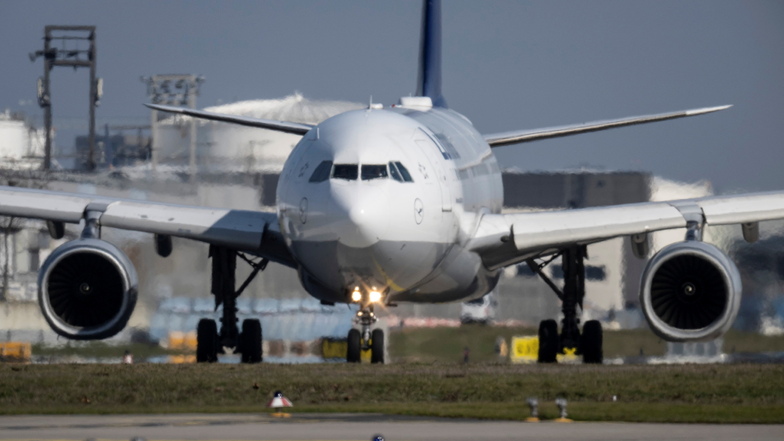 Eine Passagiermaschine der Lufthansa rollt auf dem Flughafen Frankfurt zu ihrer Startposition.