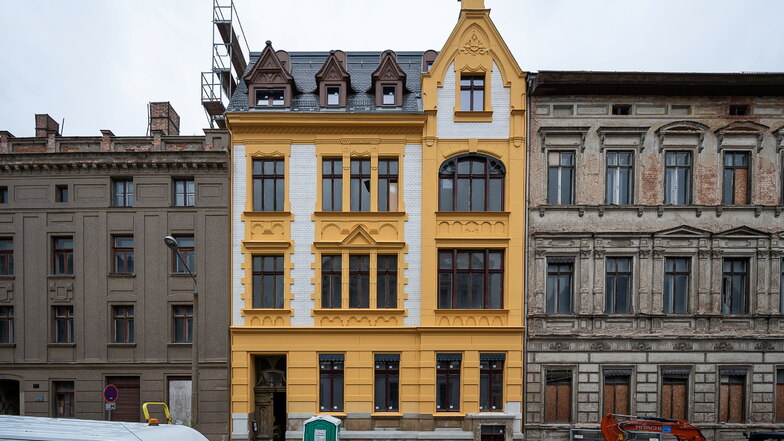 Am Haus James-von-Moltke-Straße 33 in der Innenstadt ist vor Kurzem das Gerüst abgebaut worden, sodass die frisch sanierte Fassade nun zu sehen ist.