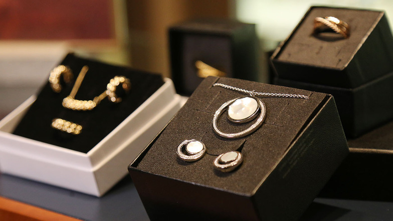 Bei Juwelier Christ werden Sets angeboten, z.B. aus Anhängern und Ohrsteckern, auch mit zugehörigem Ring.