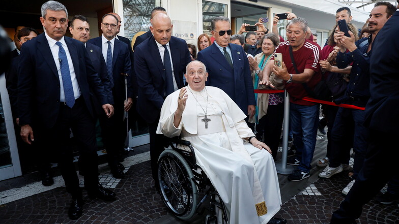 Papst Franziskus (M,l) verlässt die Universitätspoliklinik Agostino Gemelli, neun Tage nach einer Bauchoperation.