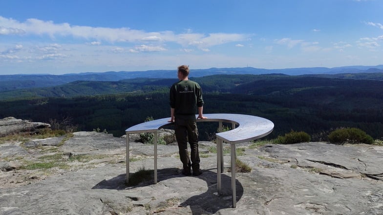 Arbeitsplatz mit Aussicht bei der Nationalpark- und Forstverwaltung Sächsische Schweiz.