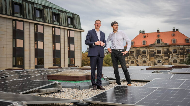 Das Hotel Bellevue in Dresden hat jetzt eine Solaranlage auf dem Dach. Hoteldirektor Sebastian Klink (l.) tauscht sich mit Jan Löper vom Hersteller Solarwatt aus.
