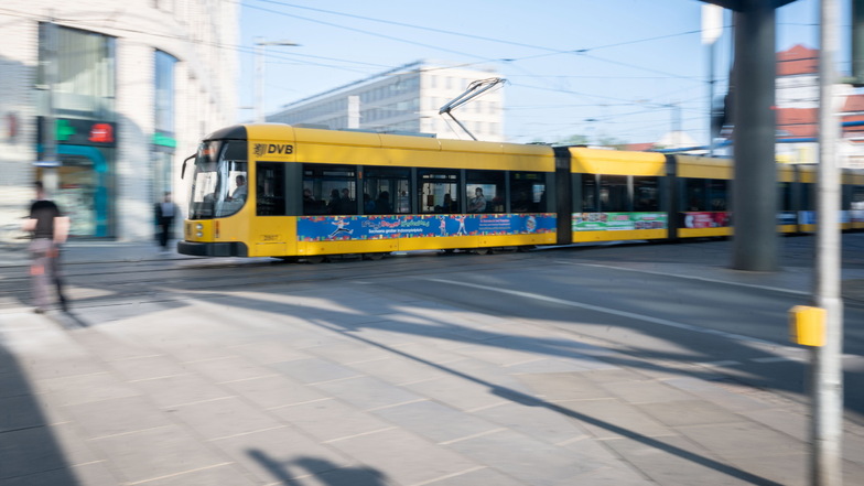 Ein 44-Jähriger wurde von Polizisten aus einer Straßenbahn herausgeholt, nachdem er den Hitlergruß gezeigt hatte.