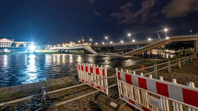 Denn die Zeit drängt: Ab dem Wochenende soll die Elbe Hochwasser führen. Bereits am Donnerstagabend stieg der Pegel zusehends.