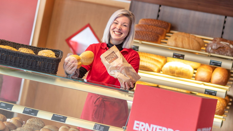 Justine Mühlberg verkauft bei Erntebrot frische Brötchen, Brot und Kuchen. Die Bäckerei hat ihren Werksverkauf am Mittwoch wieder geöffnet.