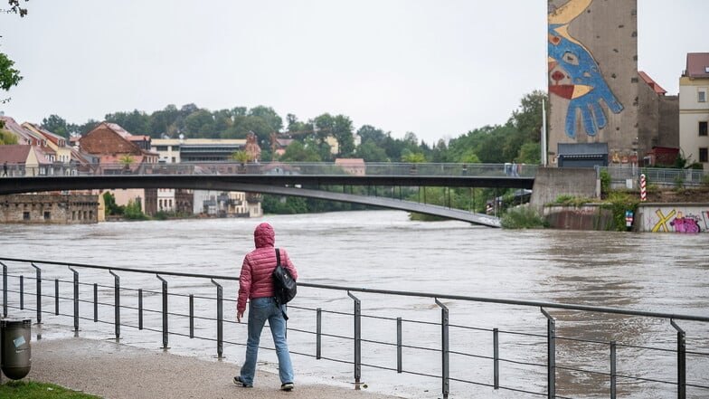 Am Montagmorgen war an der Görlitzer Altstadtbrücke nichts von dem dramatischen Geschehen kurz vor Mitternacht mehr zu bemerken.