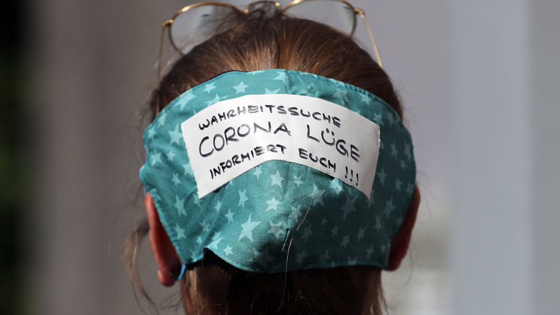 Eine Demonstrantin in Berlin: Nur totale Erkenntnisverweigerer halten das Virus noch für harmlos und kontrollierbar wie eine normale Grippe.