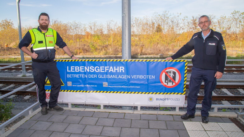 Mit einer neuen Präventionskampagne wollen Bahn und Bundespolizei auf die Gefahren an Bahnanlagen aufmerksam machen. Bastian Peter (links) kümmert sich als DB-Beauftragter darum.
Maik Berger vertritt die Bundespolizeiinspektion Ludwigsdorf.