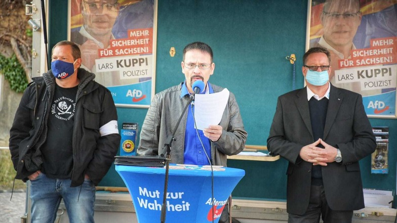 Zur Versammlung aufgerufen hatte AfD-Stadtrat Jens Tamke (mitte).