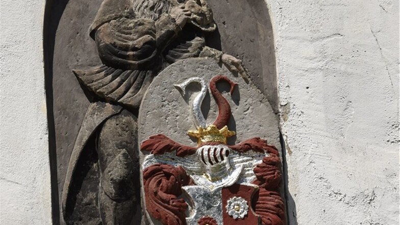Das Wappen derer von Schleinitz: Rechts ist das Wappen derer von Schleinitz zu sehen. Es erinnert an Margarete von Schleinitz, die zweite Ehefrau von Günter von Bünau.
