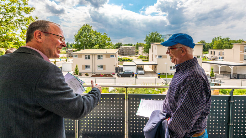 Steffen Markgraf (links) von der Wohnungsgesellschaft und Ottmar Jakubetz von der Wittichenauer Wobau freuen sich über das Interesse am neuen Wohnstandort.