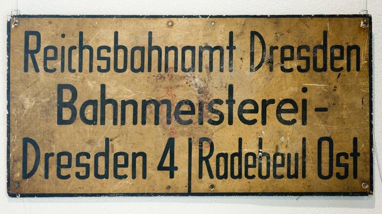 Ein historisches Schild der Bahnmeisterei ist im Schmalspurbahn-Museum in Radebeul zu sehen.