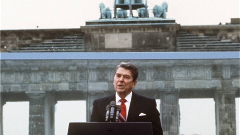 US-Präsident Ronald Reagan während seiner Rede vor der Berliner Mauer am Brandenburger Tor am 12.06.1987