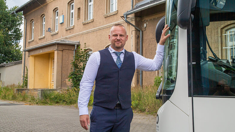 Busunternehmer Knut Gräbedünkel übernimmt mit seiner Firma Moveas den Linienverkehr für den nördlichen Landkreis. Dazu kaufte er den Bahnhof in Niesky und richtet dort eine Niederlassung ein.