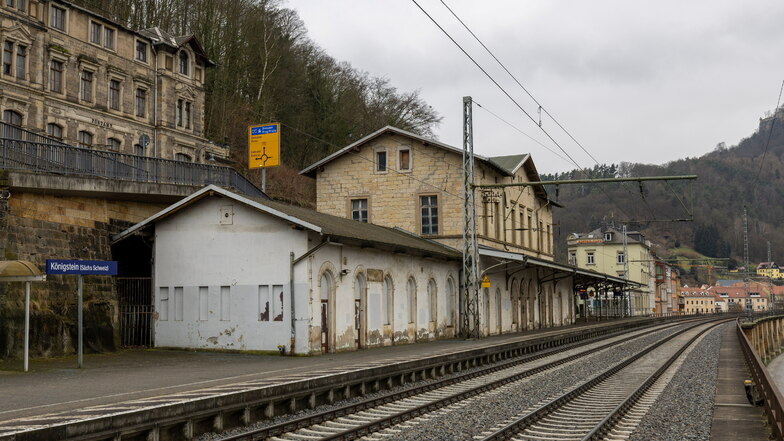 Direkt hinter dem Bahnhofsgebäude in Königstein verläuft eine Stützmauer (links), die im Zuge der geplanten Bauarbeiten auf der B172 dringend erneuert werden muss. Ein Baustart ist aktuell aber noch unklar.