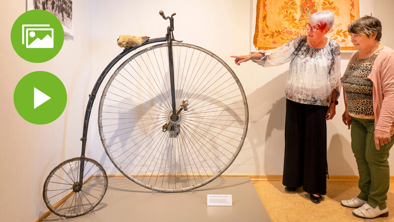 Die Ausstellungskuratorinnen Susann Lehmann (l.) und Kerstin Hartmann in der Sonderausstellung zu 160 Jahren Sport in Radeburg im Heimatmuseum. Ein besonderes Stück ist das Hochrad Modell Special-Club von 1890 aus dem Nachlas von Karl-Heinz Schmidt.
