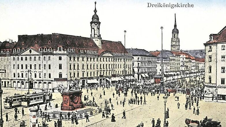 Der Neustädter Markt vor 1945: Barocke Bürgerhäuser, wie das Neustädter Rathaus mit dem kleinen Türmchen (Bildmitte), umgeben den Goldenen Reiter Repro: Holger Naumann
