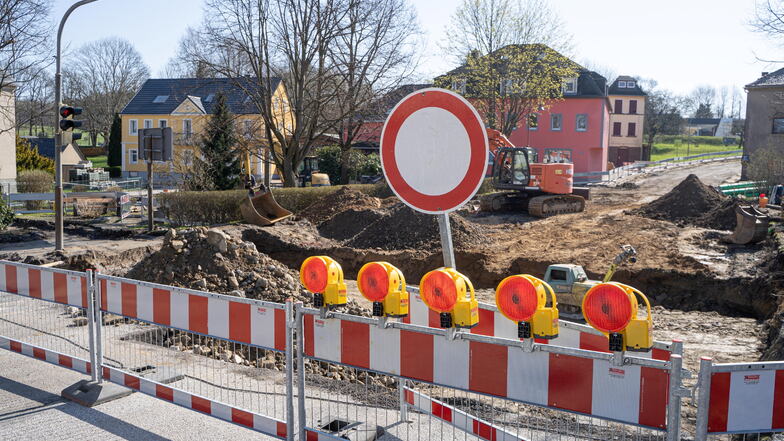 Seit 11. April wird in Steinigtwolmsdorf auf der B98 von der Kreuzung bis zum Ortsausgang Wehrsdorf gebaut. Auch Auswärtige wichen auf Schleichwege im Ort aus, die auf Drängen der Anwohner aber inzwischen dicht sind.