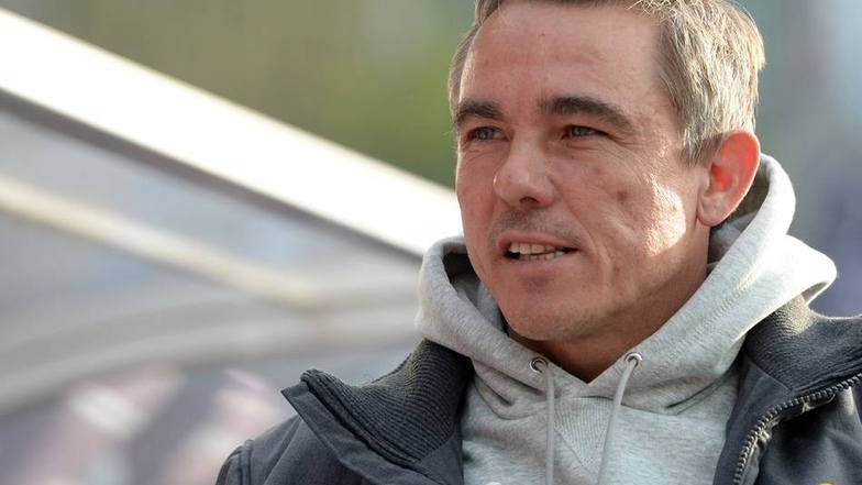 Dynamo-Trainer Olaf Janßen verfolgt kritisch das Spiel.