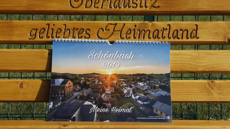 Mit dem Schönbach-Kalender hat eine Gruppe Schönbacher Geld eingenommen, um neue Bänke für die Lochbergaussicht anzuschaffen. 