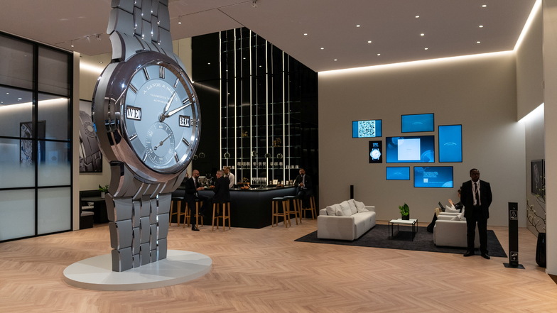 Ein Großmodell des Uhrenmodells Odysseus dominiert den Messestand der Firma Lange in Genf.