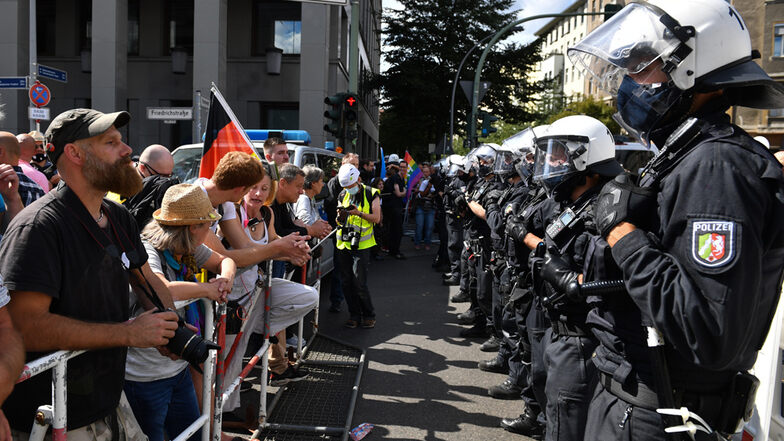 Die Polizeisteht in Berlin Teilnehmern derr Demonstration gegen die Corona-Maßnahmen gegenüber..