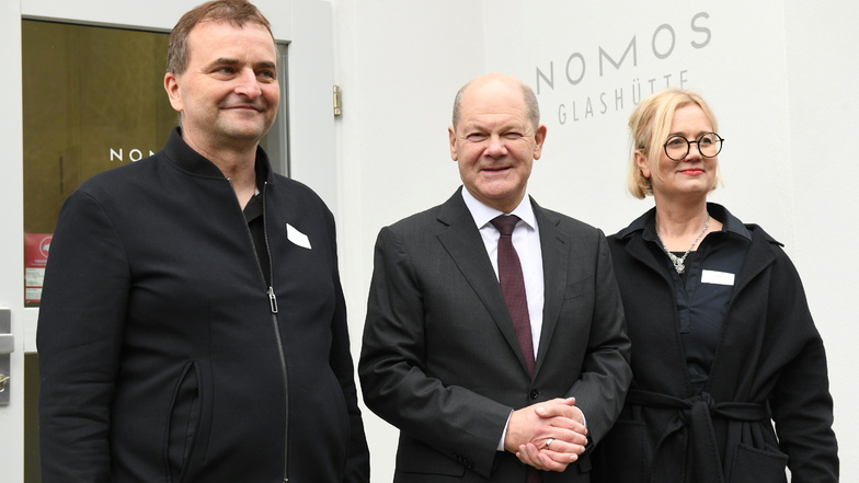Kurz nach 14 Uhr haben die Nomos-Geschäftsführer Uwe Ahrendt (li.) und Judith Borowski Olaf Scholz (Mitte) begrüßt.