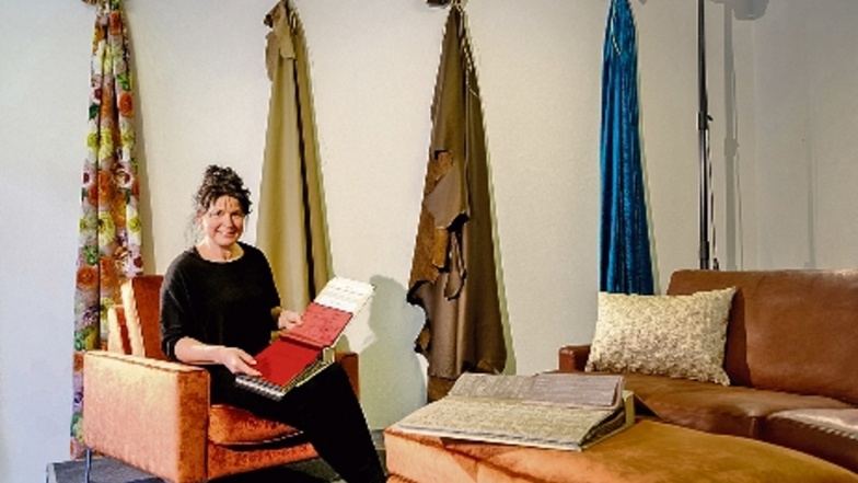 Anett Kliesch ist Inhaberin der Polsterwerkstatt „Sitzwinkel“ in Nossen und präsentiert im Bürgertreff ein besonderes Sofa.