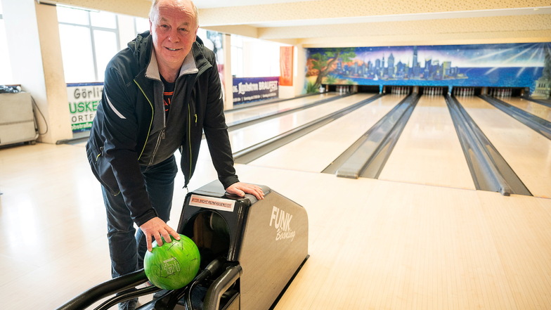 Norbert Hauffe betreibt die Bowlingbahn im City-Center in Görlitz. Ab kommendem Mittwoch lädt er wieder zum Bowling ein.